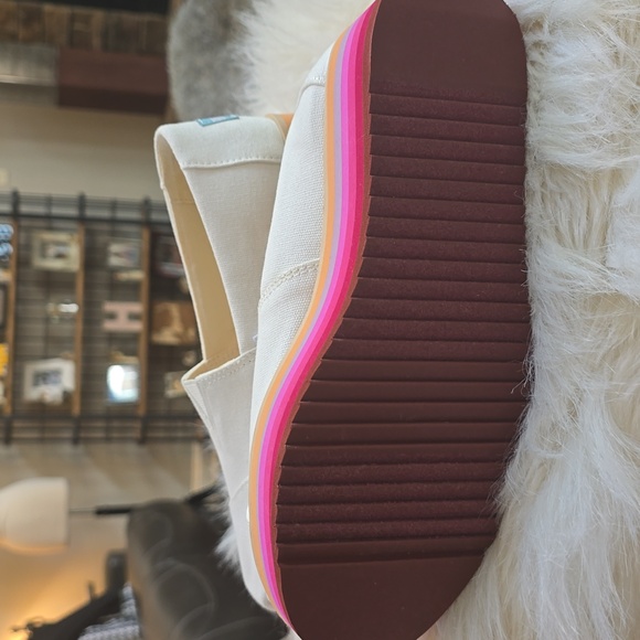 Women's White TOMS Canvas Platform Shoes. Size 9 - Picture 3 of 10